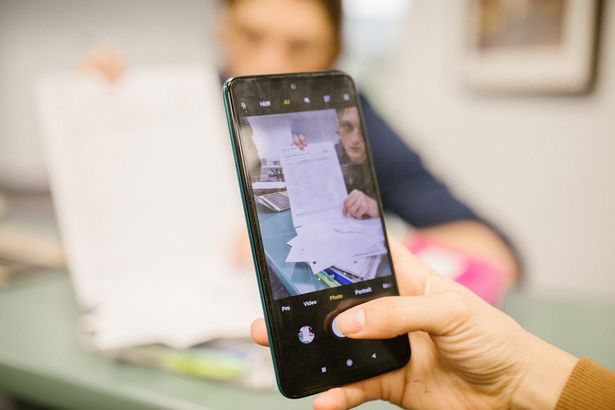 Profesora escaneando una hoja de respuestas con su celular